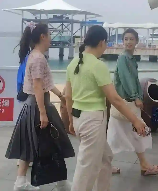 42岁黄圣依和31岁陈梦同框：相差11岁，看着却像同龄人一样