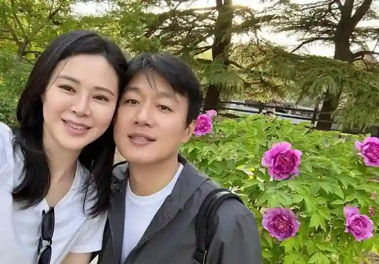 佟大为带17岁女儿拍戏，俩女儿拜师刘天池，长相随妈，个高比例好