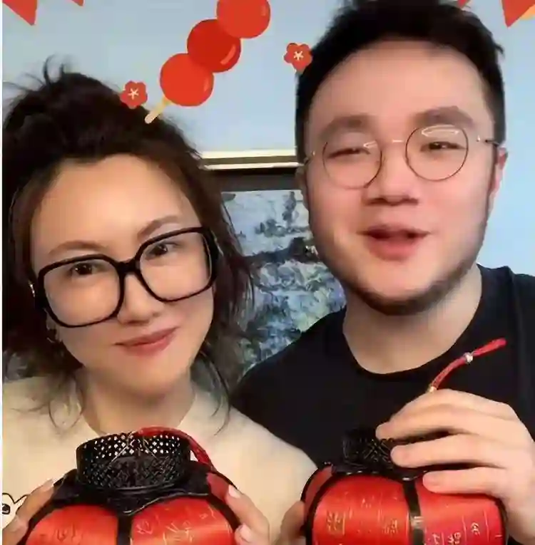 宋丹丹儿媳妇现状：整天烟不离手，和巴图相处像母子，俩孩超像他