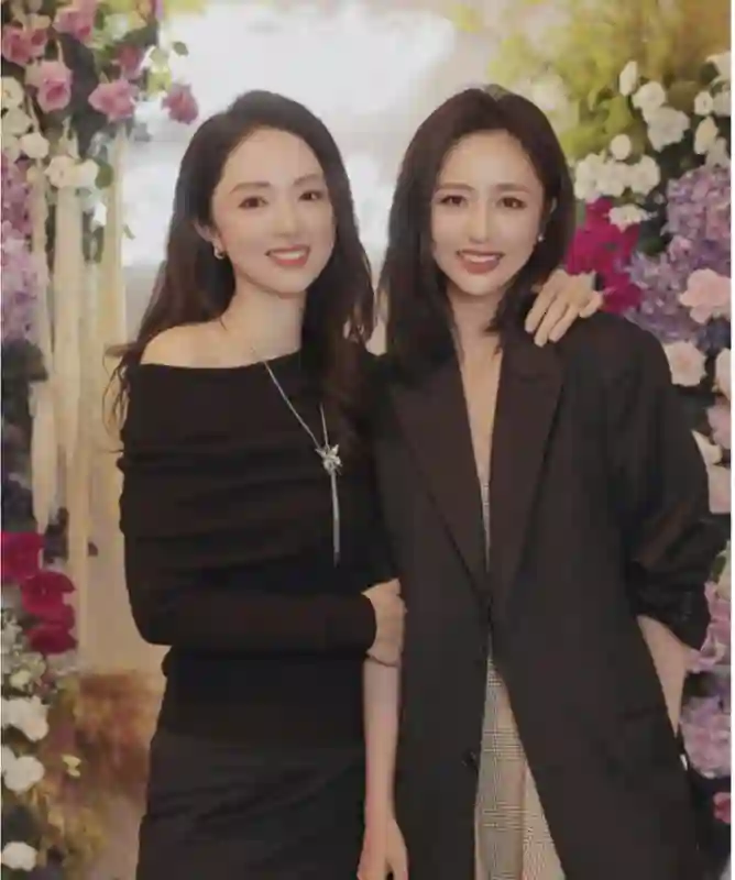 董璇二婚佟丽娅当伴娘，老公小9岁演过《庆余年》，伴郎团全喜剧人排面拉满