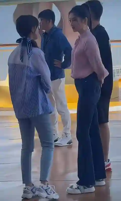 关晓彤路人镜头：小腹凸出屁股塌，被认成谢娜，看上去像40岁