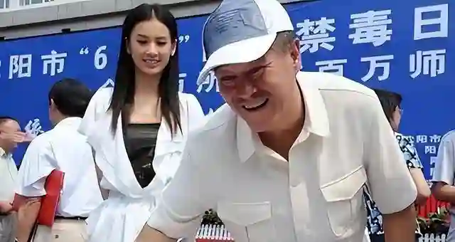 一手好牌打的稀碎，拿离婚当噱头、“背刺”星爷的黄圣依令人唏嘘