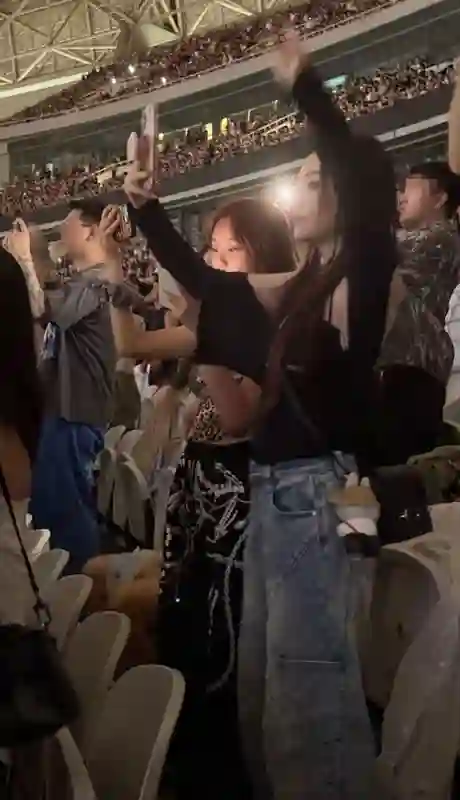 李小璐带女儿看侃爷演唱会，13岁甜馨穿豹纹吊带，母女都是夜店风