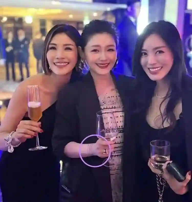 具俊晔爱妻人设快要立不住了，他的烤肉店悄悄撕掉了大S海报