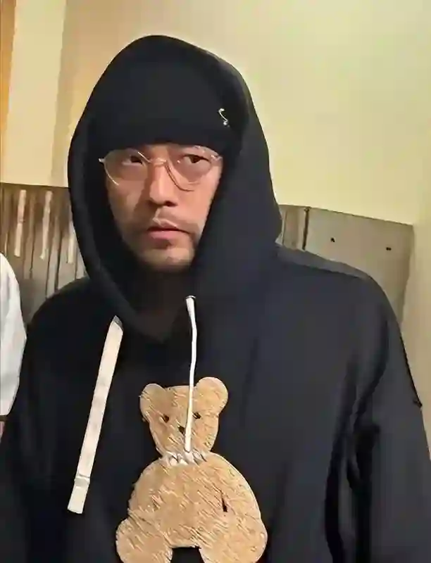 被病痛折磨，46岁周杰伦近况曝光，靠友人搀扶，上厕所都要靠别人
