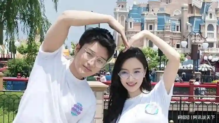 离婚六年后，贾乃亮和李小璐首次甜蜜游玩，或将为孩子重新复合