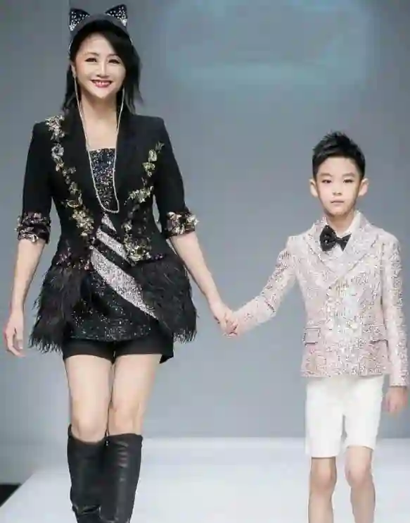 51岁曹颖一边化疗一边拼尽全力，术后8天复工，最怕儿子失去妈妈