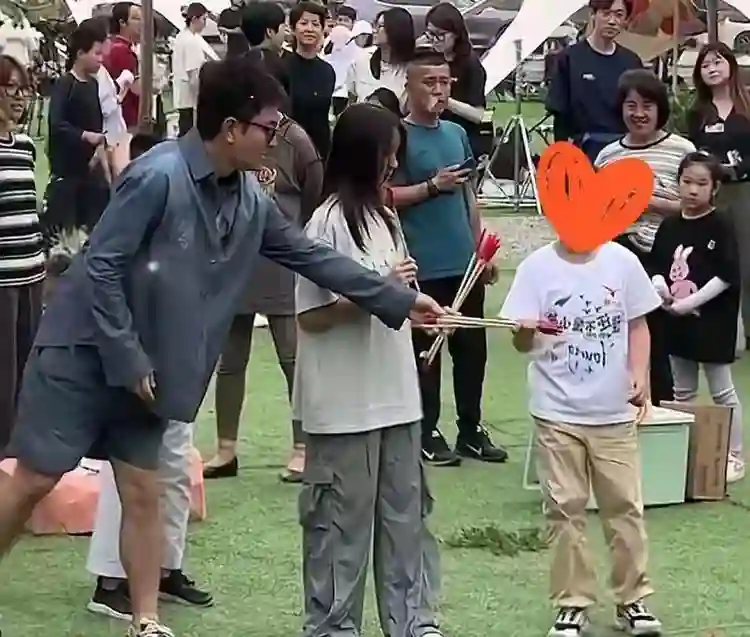 贾乃亮李小璐离婚后首合体引热议：避嫌不避责，女儿成最大赢家