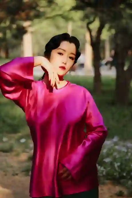 “最美导演”李珈西又惊艳了，复古造型绝了