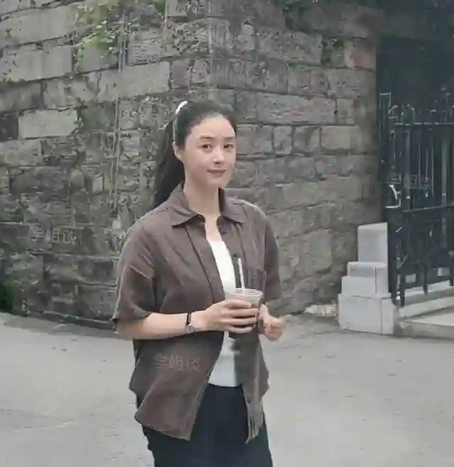蒋欣素颜暴击！憔悴怒视镜头网友炸锅，私下真实状态藏玄机