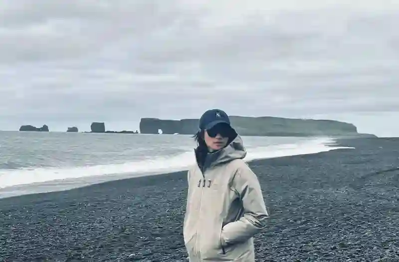 朱亚文携妻女冰岛度假 沈佳妮素颜出镜气质依旧在线