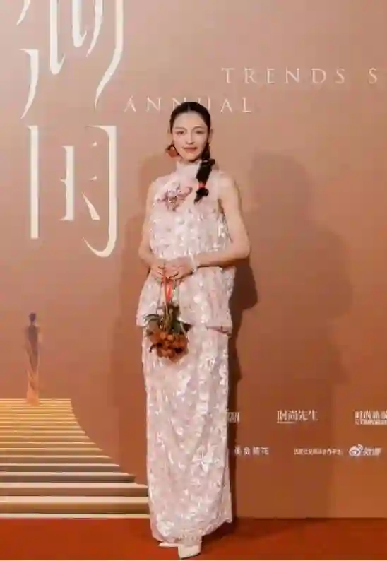 红毯惊喜不断！王子文摔倒、赵露思回归，袁姗姗变脸认不出