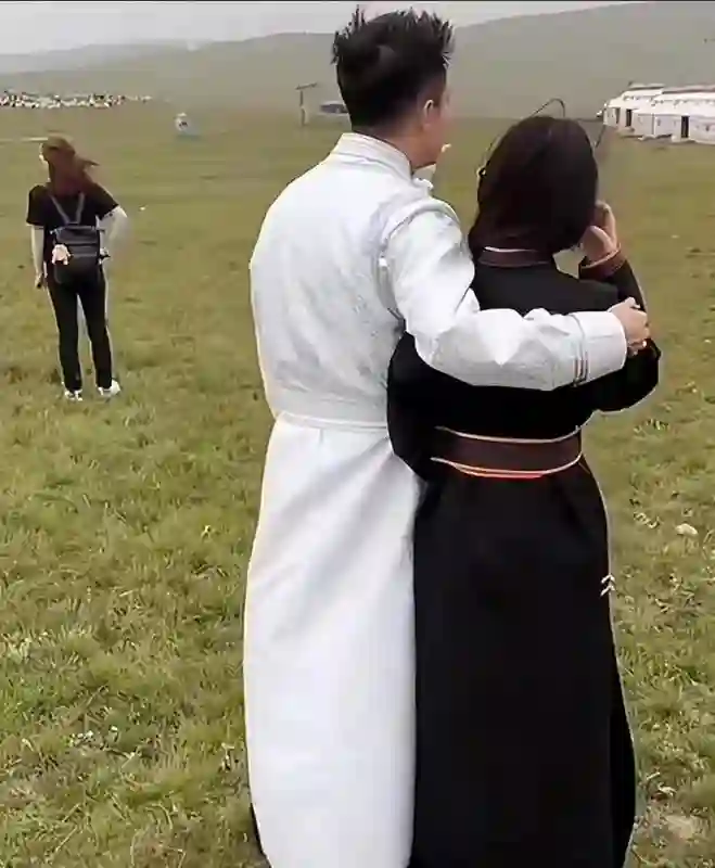 大S孩子正脸照曝光，玥儿长得太像大S，汪小菲一招和S妈划清界限
