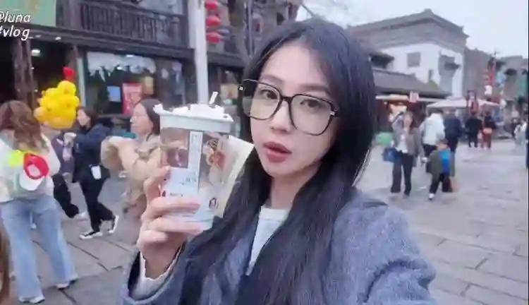 趁着潘玮柏在忙着演唱会，他老婆居然跑回南京独自逛吃？