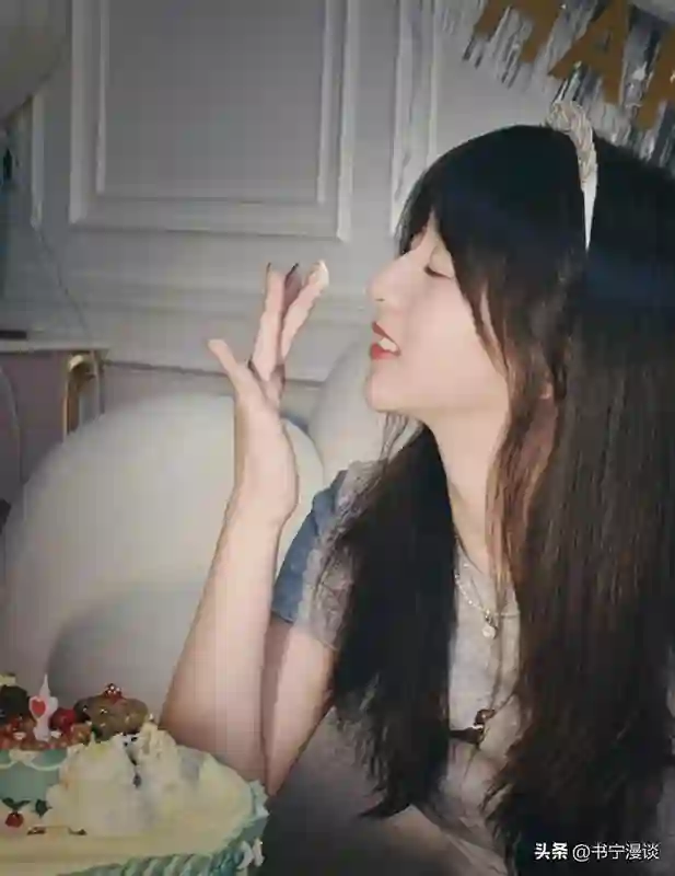 17岁森碟在北京被偶遇，纯素颜买仓鼠，下巴矫正后好漂亮