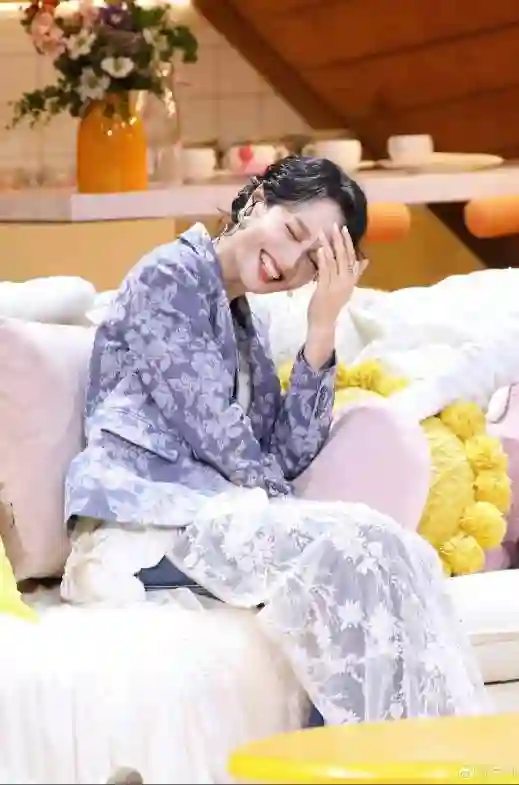 43岁<em>朱丹</em>在家晒美照！周一围视角下笑容超甜，配文：有快乐的味道