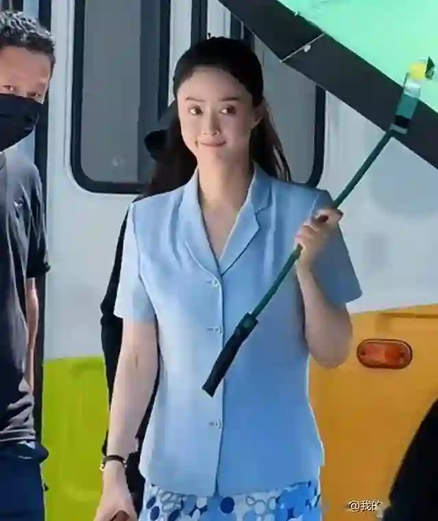 蒋欣晒生日惊喜，俏皮唱生日歌像20岁女孩，被限制吃蛋糕秒变哭脸