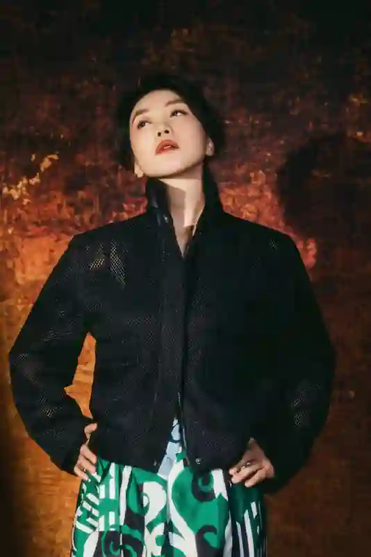 闫妮黑蕾丝透视装惊艳亮相 红唇魅惑展熟女风情