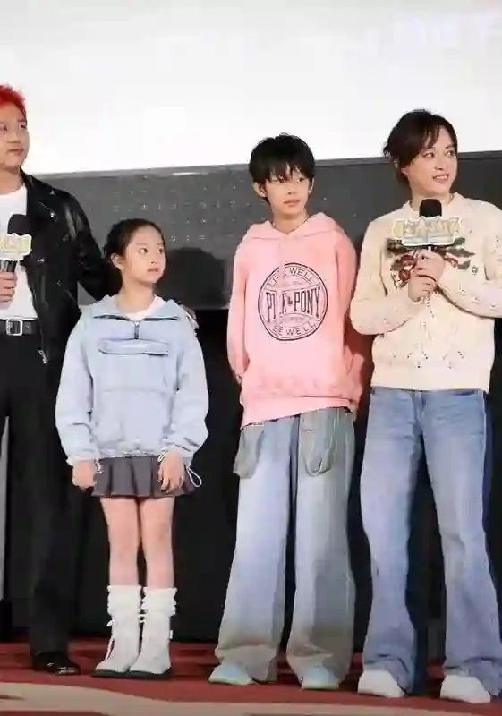孙俪一家人移民风波后首露面，带小花上兴趣班，邓超拄拐杖抢镜