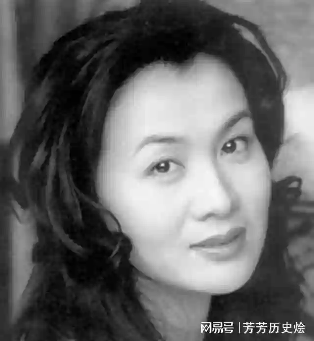 曾被誉为“央视最美主持人”，因推错一扇门意外离世，终年33岁