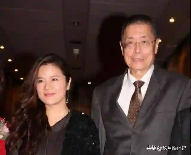 她41岁嫁入豪门，44岁为81岁刘诗昆生下女儿，48岁又生下二胎儿子