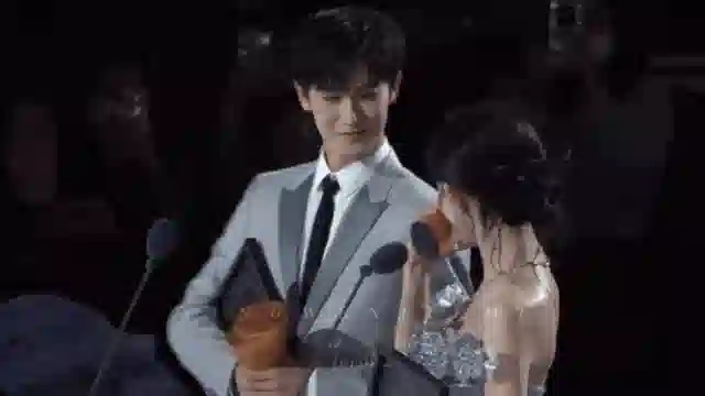 不知道的还以为你俩官宣结婚了…