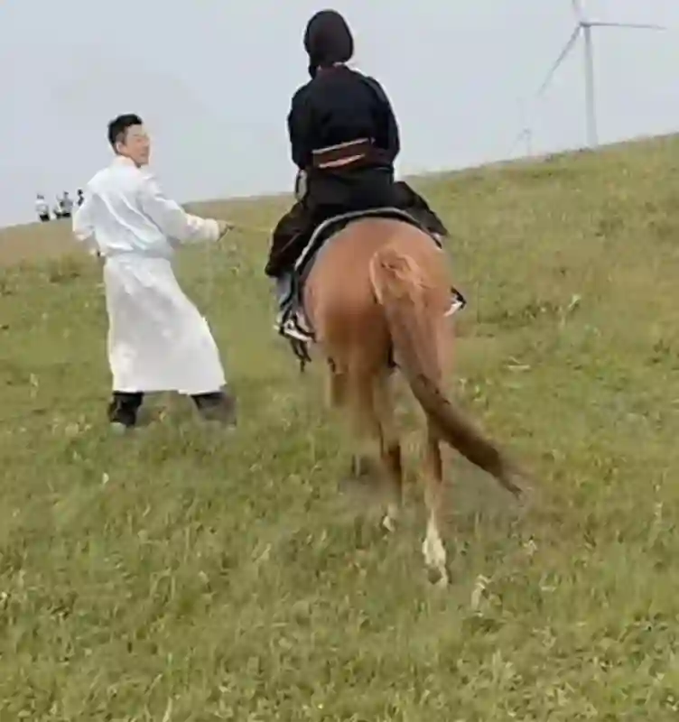 明星带娃过暑假，孙俪一家上山下海，董璇女儿跳舞惊艳，钟丽缇女儿似明星