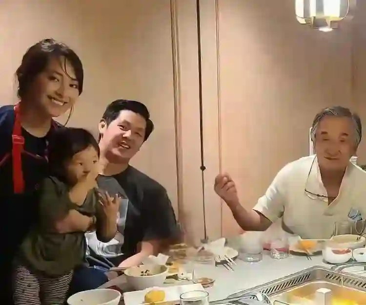 71岁的成龙吃火锅，断崖式衰老认不出来，网友:年轻时候透支太多