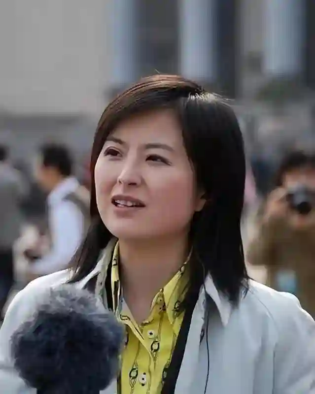她曾是央视一枝花，低调嫁大18岁李铁为妻，如今52岁已满头白发