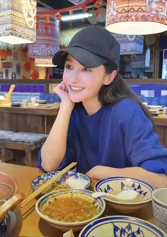 姚笛外出和闺蜜聚餐，“打码风波”后消瘦不少，复出之路仍艰难！