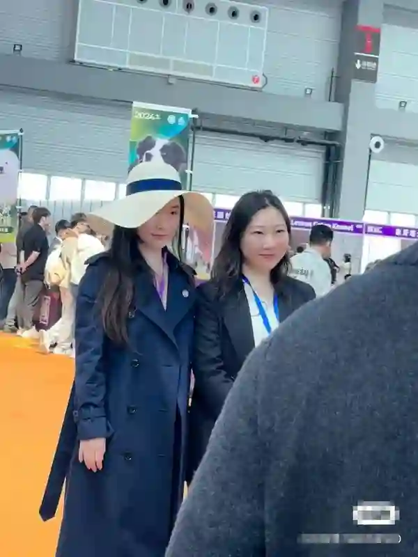44岁霍思燕亮相青岛宠物展,戴帽亮相,颜值回春,身材匀称富态十足