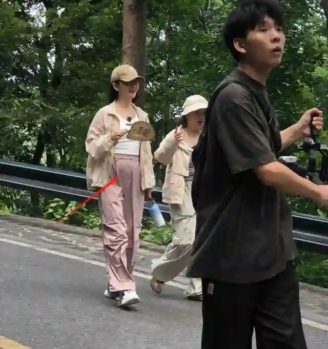 谢娜精力真旺盛，两天飞两地赶录节目，一口气爬200米山坡真厉害