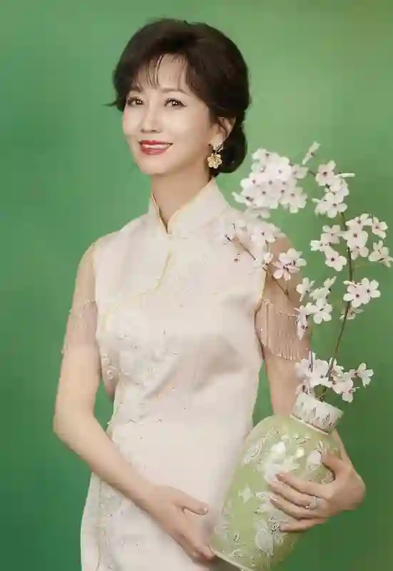赵雅芝71岁穿旗袍如画中仙！古韵旗袍配优雅气质，岁月不败美人