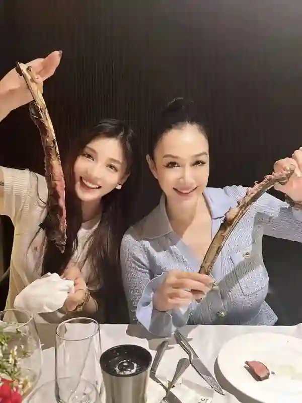 54岁钟丽缇广州聚餐，大口啃肉，身材丰满状态佳