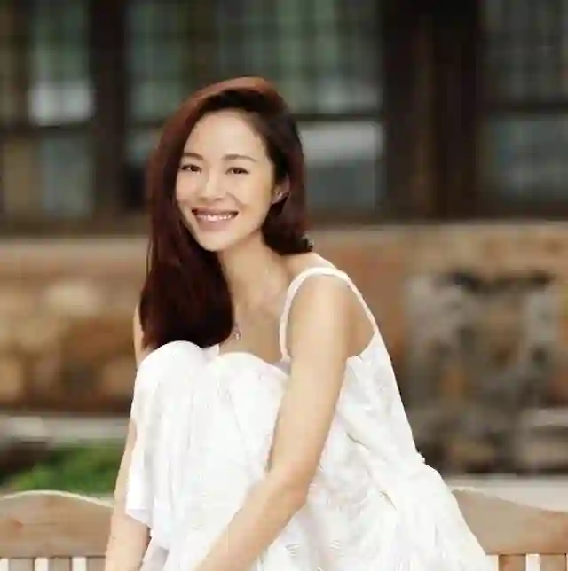 江一燕携夫走红毯，到处认干爹的茶艺大师，如今想靠浪姐“洗白”