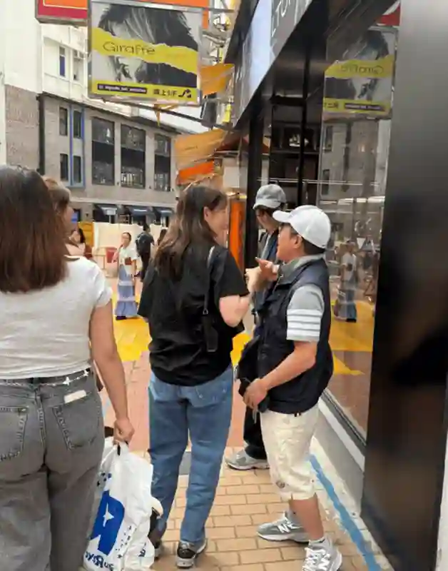 袁咏仪夫妇香港逛街，53岁张智霖宽肩窄腰大长腿，比镜头前更年轻