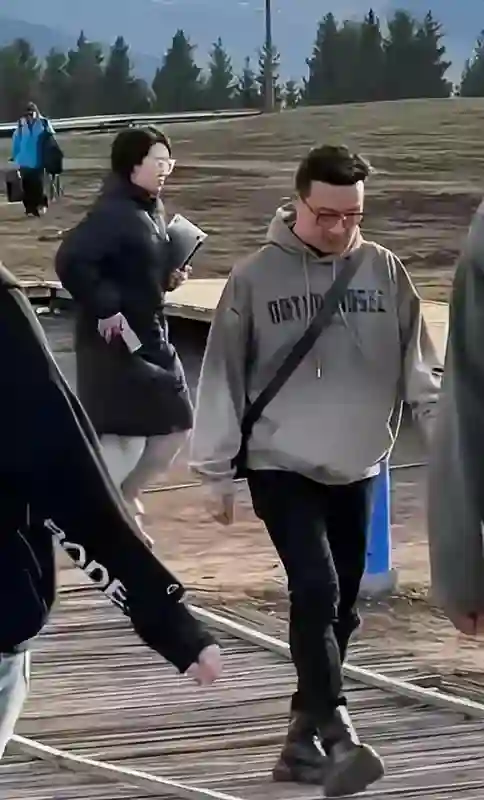 汪峰携手小19岁的女友惊现新疆 连走路姿势都带着二十年前的活力