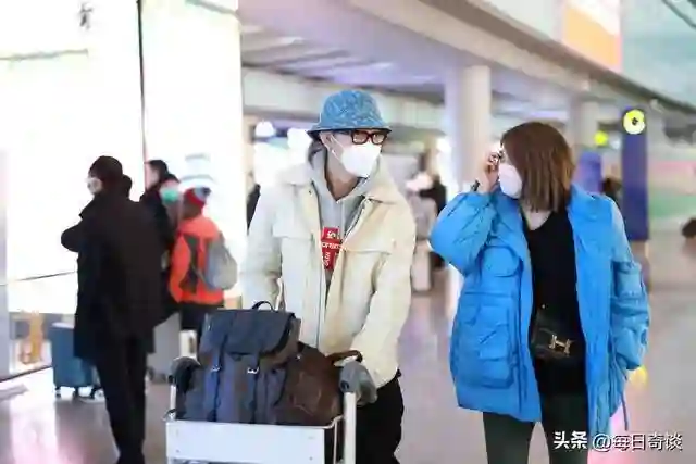 洪欣儿子张镐濂探班张丹峰，支持他与自己同学颜安竞争，太暖了！