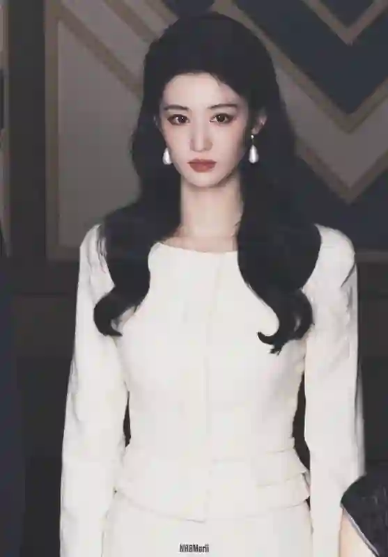 王楚然一袭婚纱气质绝了！举手投足皆是贵气，美到挪不开眼