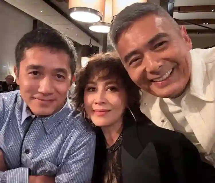 59岁刘嘉玲为70岁杜琪峰庆生！怎么那么喜欢穿丑裙子？短款也难看