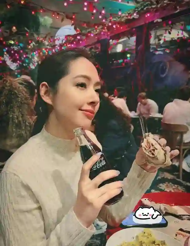 郭碧婷晒美食照，和友人聚餐放松心情，精致脸蛋紫色美甲贵气十足
