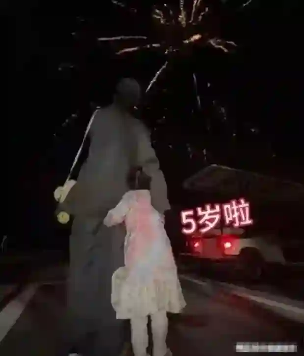 华晨宇5岁女儿曝光：小公主颜值引期待，母女看烟花画面超温馨