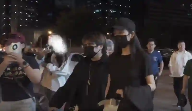 要官宣了？王鸥大方现身保利剧院，观看何九华话剧演出
