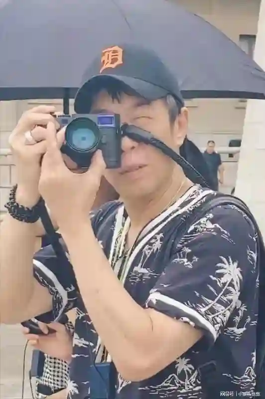 朱茵一家游西安！黄贯中老人味十足，头发花白背佝偻，女儿很像他