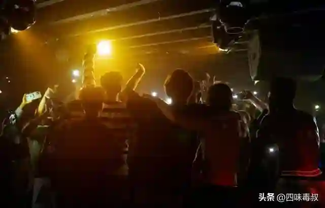 前进！让那些银发老人们，来保卫电影院吧