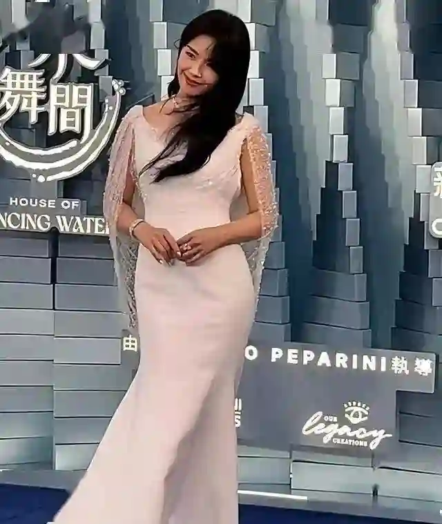 澳门晚宴暴露咖位，刘嘉玲侧身让位，张柏芝上不了桌 C位令人意外