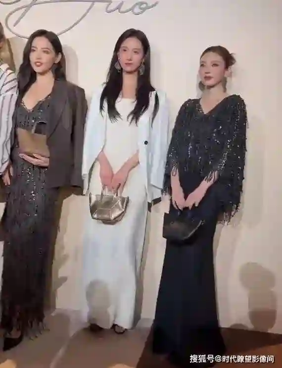 张嘉倪晒活动照宣告强势复出，绝美妆造惊艳众人，嘟嘴卖萌少女感爆棚