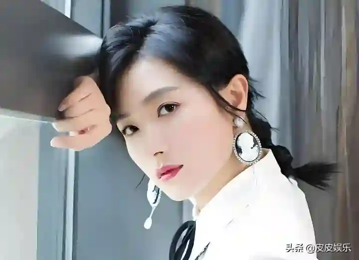 与胡歌互相成就，不婚主义却隐婚生子，43岁万茜成为人生赢家