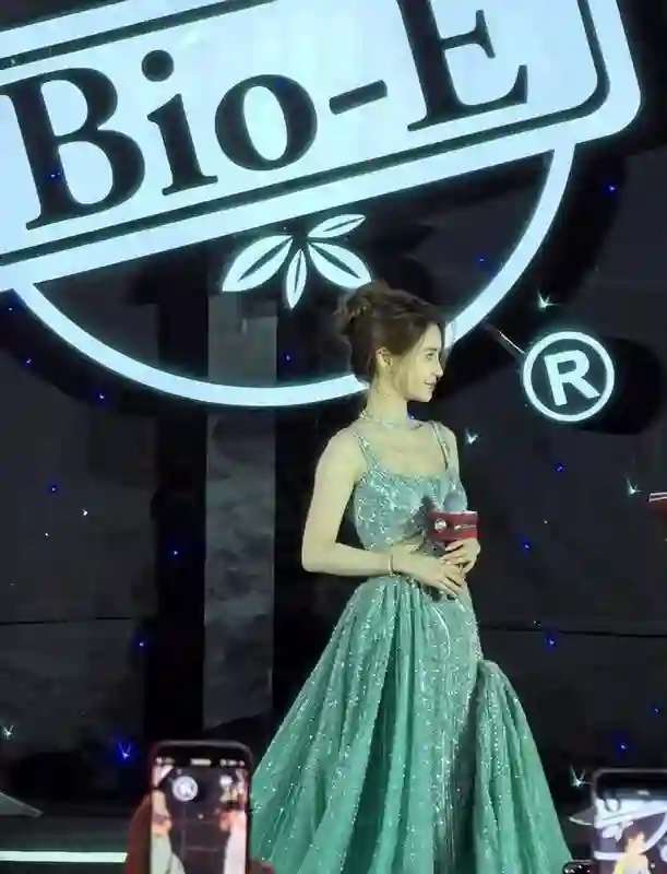 36岁杨颖亮相澳门，颜值回春，虽然比离婚前还美，但瘦成排骨胸