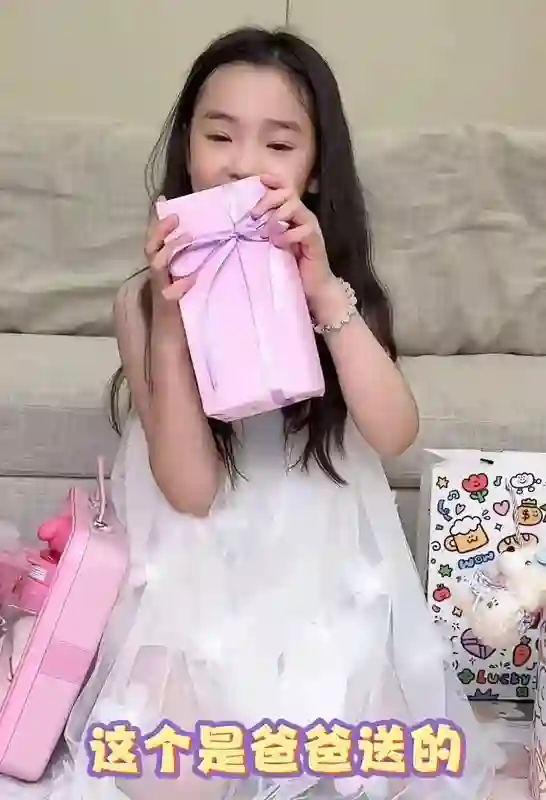 董璇女儿礼物开箱惹争议，表达太成熟，高云翔再婚后对待一胎敷衍